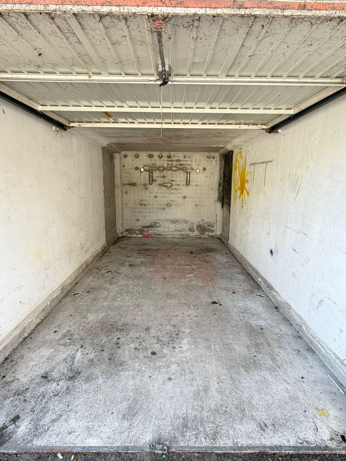 Dezelfde garage, leeg en geveegd