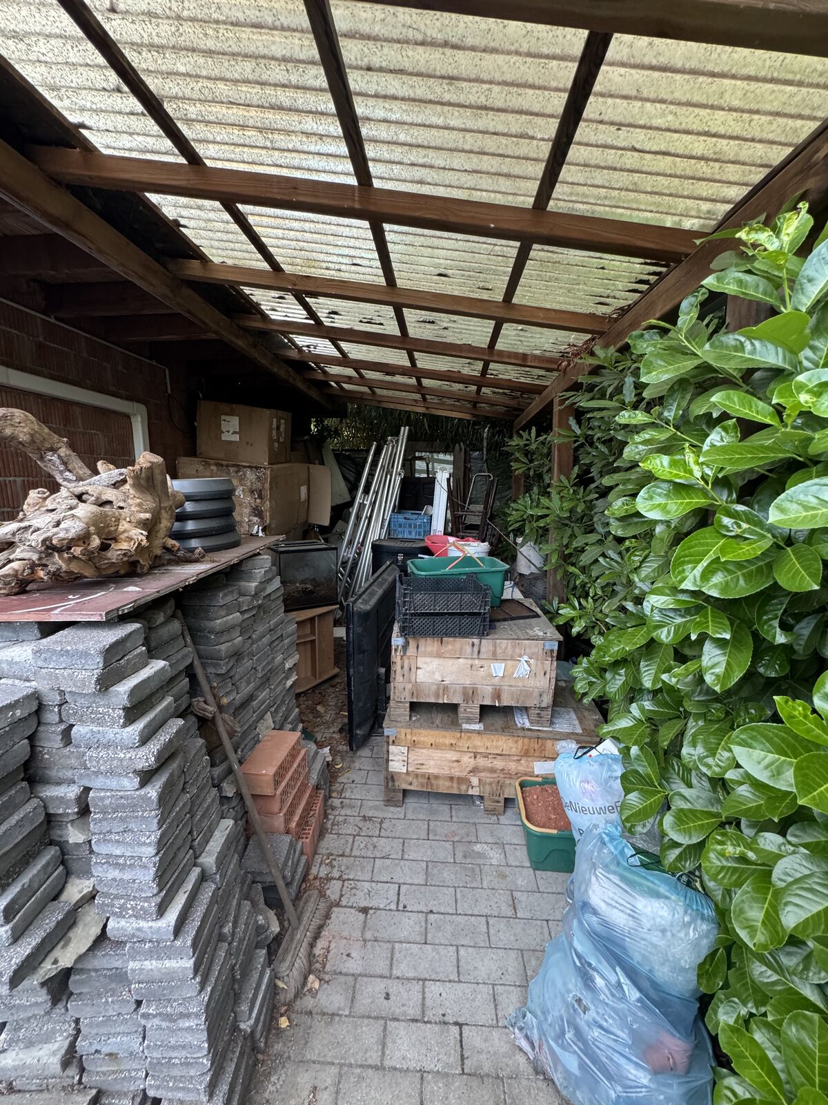 Overdekte doorgang vol materiaal, voor de ontruiming