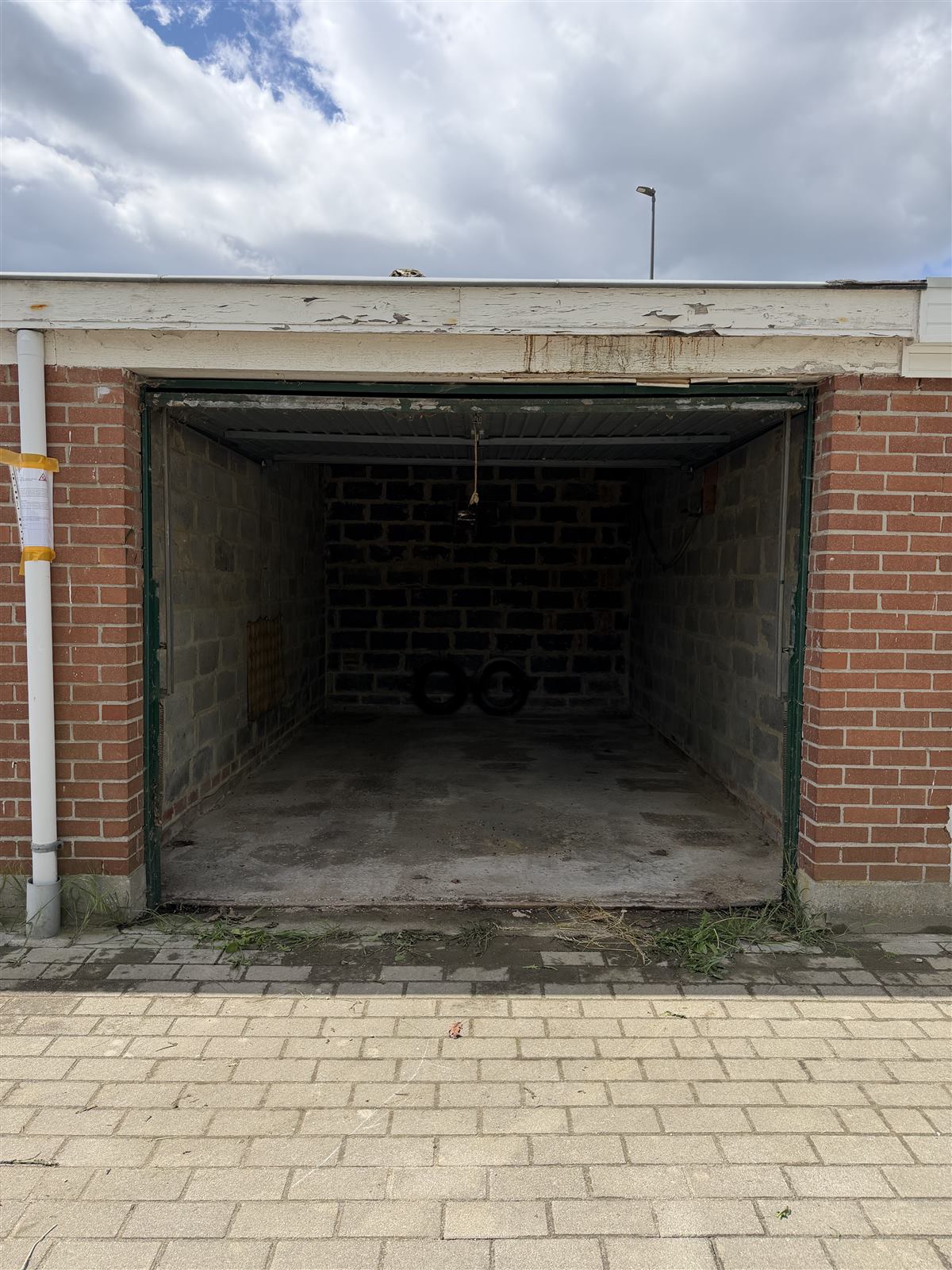 Dezelfde garagebox, helemaal leeg na de ontruiming