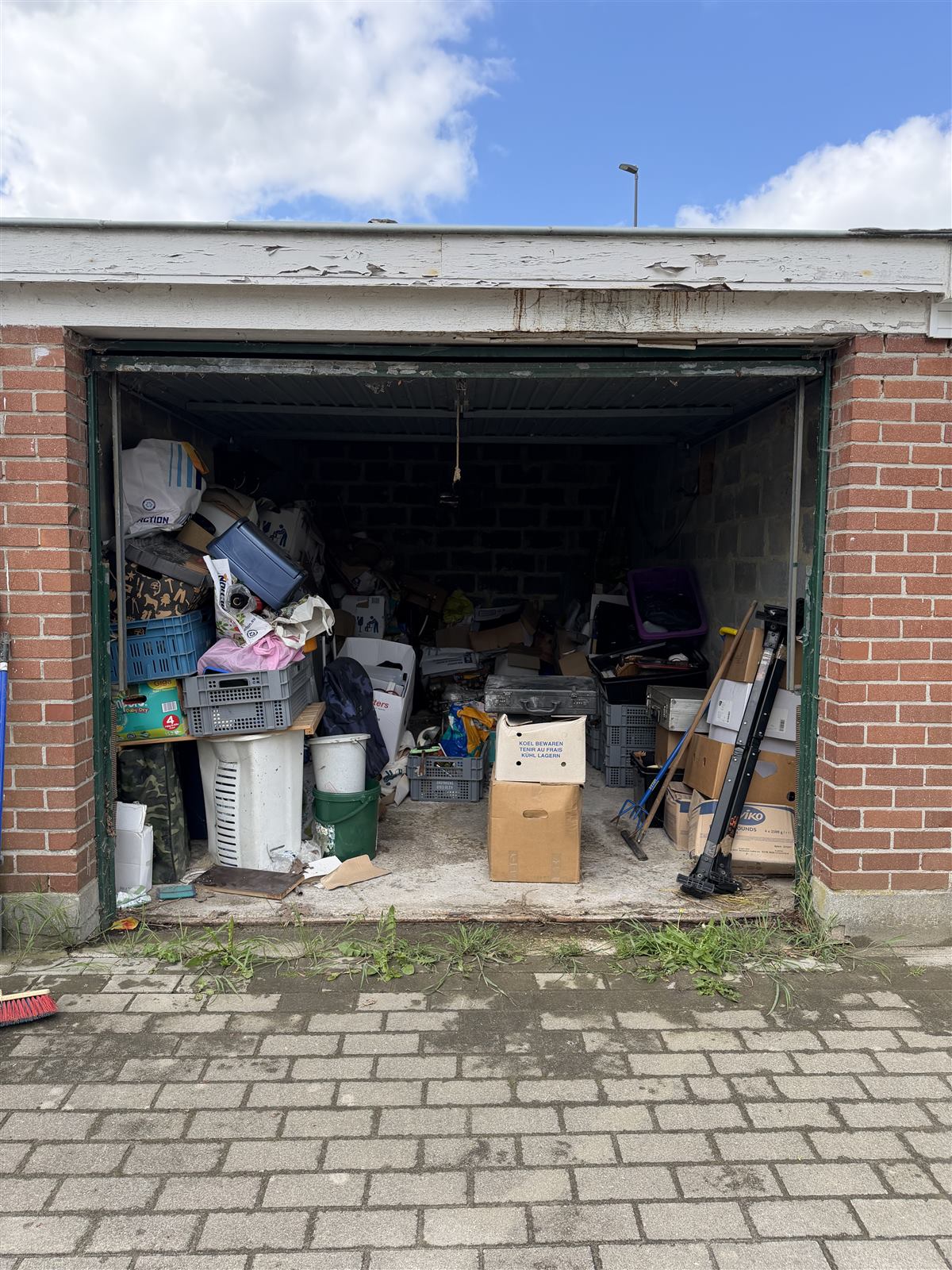 Garagebox afgeladen vol, voor de ontruiming