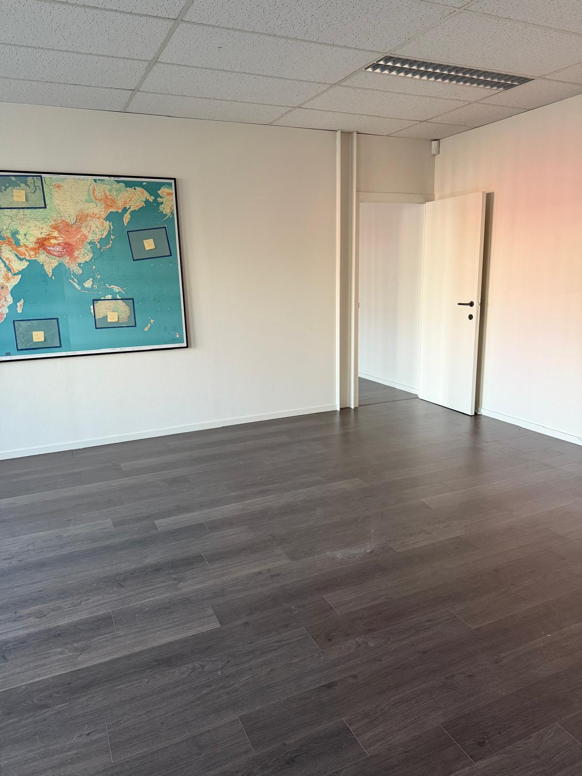 Hetzelfde kantoor leeg en instapklaar na de ontruiming
